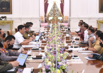 Presiden Joko Widodo memimpin rapat terbatas di Istana Merdeka, Jakarta, pada Senin, 18 Juli 2022. Foto: BPMI Setpres/Lukas