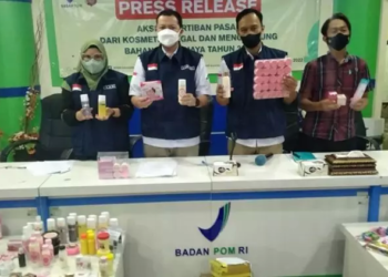 BPOM Gorontalo saat menggelar Konferensi Pers usai menyita ratusan produk kosmetik Ilegal melalui penertiban pasar. (dok. istimewa/nn)