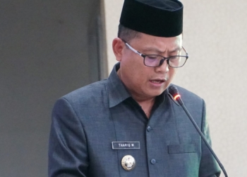 Bupati Gorontalo Utara Thariq Modanggu saat menyampaikan tanggapannya pada rapat paripurna. (f.ist)