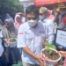 Kepala BI Perwakilan Gorontalo, Ronny Widijarto Purubaskoro saat menyerahkan bibit cabai secara simbolis ke masyarakat di Kelurahan Ipilo. (dok.anq/nn)