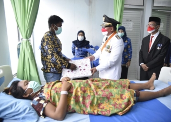 Wali Kota Gorontalo, Marten Taha saat memberikan bingkisan kepada seorang ibu yang melahirkan tepat di momen HUT-RI ke 77. (dok. istimewa/nn)