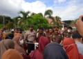 Massa menggelar aksi di kantor Kejari Marisa
