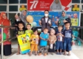 Kapus Paguyaman, Zulha J.A Pakai bersama tim BIAN dan anak usai pemberian program imunisasi.(F. Eca-NN)