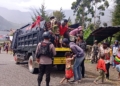 Satgas Preventif Operasi Damai Cartenz 2022 wilayah Puncak mengantar pulang anak-anak yang telah selesai belajar di Kampung Kago Distrik Ilaga Kabupaten Puncak, Selasa (30/8/2022)-(Humas Polda Papua)