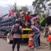 Satgas Preventif Operasi Damai Cartenz 2022 wilayah Puncak mengantar pulang anak-anak yang telah selesai belajar di Kampung Kago Distrik Ilaga Kabupaten Puncak, Selasa (30/8/2022)-(Humas Polda Papua)