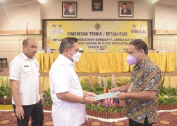 Wali Kota Gorontalo, Marten Taha saat membuka Bimtek soal Perizinan Usaha. (dok. istimewa)
