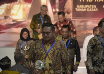 Wali Kota Gorontalo, Marten Taha saat menerima penghargaan TPID Terbaik 2021.