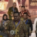 Wali Kota Gorontalo, Marten Taha saat menerima penghargaan TPID Terbaik 2021.