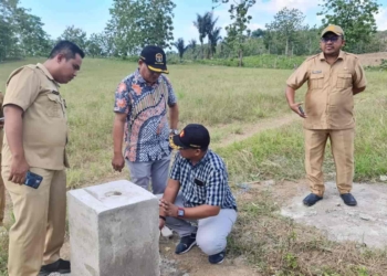 Komisi I DPRD Gorontalo Utara saat meninjau pembangunan PBU di Desa Pontolo Atas bersama Asisten Administrasi Umum Setda, Marzuki Tome, Selasa (27/9/2022) (Foto: Istimewa).