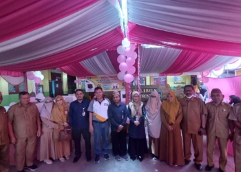 Kepala Spenlibels Kota Gorontalo bersama jajaran berfoto bersama dengan para Komisioner KPU Kota Gorontalo. (dok. anq/nn)