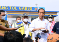 Presiden Joko Widodo memberikan keterangannya kepada awak media di Gerbang Tol Gabus, Kabupaten Bekasi, Provinsi Jawa Barat, hari Selasa, 20 September 2022. Foto: BPMI Setpres/Muchlis Jr