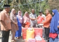 menyerahkan bantuan beras dan pakaian seragam sekolah kepada korban kebakaran keluarga Idrak Maliki di Desa Rumbia Kecamatan Botumoito, Kamis (15/9/2022).(f.ist)
