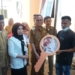 Bupati Gorontalo Utara Thariq Modanggu (tengah) saat memberikan kunci rumah sehat OKI kepada penerima manfaat didampingi Pimpinan Bank Sulugo Cabang Kwandang, Kadis Perkim, Camat Anggrek, Kepala Desa Tolongio. (foto.istimewa)