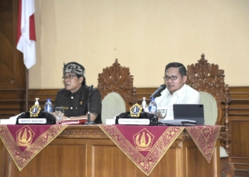 Walikota Gorontalo, Marten Taha (kanan) bersama Bupati Badung, I Nyoman