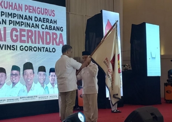 Momen Sekjen Gerindra, Ahmad Muzani menyerahkan panji petaka kepada Ketua DPD Gerindra Provinsi Gorontalo, Elnino Mohi