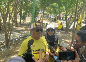 Anggota DPRD Kota Gorontalo, Irwan Hunawa saat momen jalan sehat HUT Partai Golkar ke-58. (dok. anq/nn)