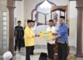 Walikota Gorontalo, Marten Taha saat menyerahkan dana hibah ke pengelola Masjid SMK Negeri 1 Kota Gorontalo. (dok. istimewa)