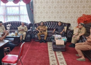 Anggota DPRD Gorontalo Utara, Mathran Lasunte saat menerima aspirasi petani Desa Bubode, yang juga turut dihadiri oleh tim TAPD, Senin (15/8/202). (Foto: Istimewa)