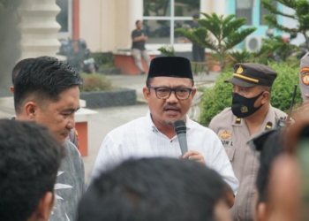 Anggota DPRD Kota Gorontalo, Irwan Hunawa saat menerima massa aksi HMI. (dok. istimewa)