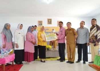 Anggota DPR RI, Idah Syahidah menyerahkan bantuan Aspirasi Program sebesar Rp. 150 Juta di Bone Bolango. (dok. istimewa)