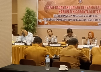 Ketua DPRD Gorontalo Utara, Deisy Datau bersama anggota Banggar lainnya saat pembahasan APBD 2023, di Hotel Maqna Kota Gorontalo belum lama ini. (foto.db)