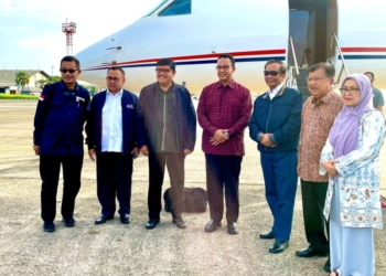 Menkopulhukam Mahfud MD foto bersama Anis Baswedan, Jusuf Kalla dan sejumlah anggota KAHMI nasional untuk menghadiri Munas KAHMI Palu.(f.twitermahfudmd)