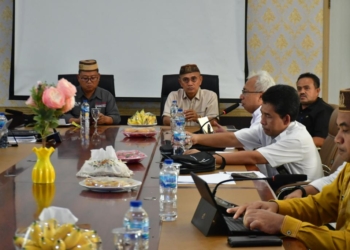 Bupati Pohuwato Saipul Mbuinga dan Bupati Gorut Thariq Modanggu bertemu membahas kelanjutan pembukaan akses Taluditi-Tolinggula, di Marisa, Jumat (25/11/2022).