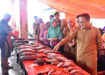 Sekda Kota Gorontalo, Ismail Madjid saat meninjau ke Pasar Moodu. (dok. humas)