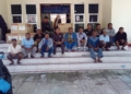 Mathran Lasunte berfose bersama masyarakat nelayan. (foto.ist)