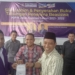Anggota DPR RI, El-Nino Husain Mohi menyerahkan Buku Tabungan Beasiswa KIP-K kepada Mahasiswa Poltekgo disaksikan Direktur Poltekgo, Ismail Mohidin. (dok. anq/nn)
