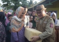 Walikota Gorontalo, Marten Taha saat menyerahkan bantuan kepada korban banjir di Boalemo. (dok. humas)