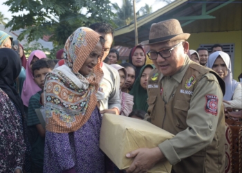 Walikota Gorontalo, Marten Taha saat menyerahkan bantuan kepada korban banjir di Boalemo. (dok. humas)