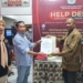 Penyerahan berkas oleh LO Fadel Muhammad ke komisioner KPU Provinsi Gorontalo. (dok. anq/nn)