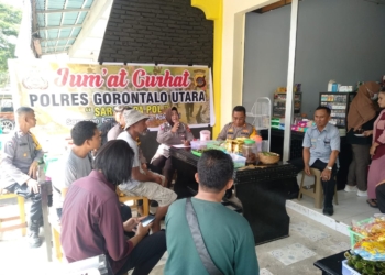 Kapolres Gorontalo Utara AKBP Juprisan Pratama Ramadhan Nasution bersama jajarannya saat mendengar keluh kesah masyarakat. (foto.ist)