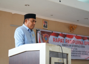 Anggota Badan Anggaran DPRD Gorontalo Utara, Mathran Lasunte saat menyampaikan laporan hasil pembahasan RAPBD 2023, di Gedung DPRD Gorut, belum lama ini. (foto.db)