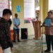 Penjabup Boalemo, Hendriwan melantik pengurus Aliansi Jurnalis Boalemo (AJB) bertempat di wisata Pantai Bolihutuo.(f.dok.humas)