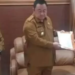 Penjabup Boalemo, Hendriwan menyerahkan surat keputan (SK) penunjukan Plt Kadis Pariwisata Kabupaten Boalemo kepada Asisten I, Roswita Is Manto.(f.istimewa)