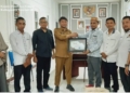 KPU Kabupaten Gorontalo menerima penghargaan dari Disdukcapil Kabupaten Gorontalo-(f.istimewa)