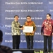 Walikota Gorontalo, Marten saat menerima penghargaan dari KASN. (dok. humas)