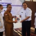 Sekda Kota Gorontalo, Ismail Madjid saat menerima penghargaan dari BMKG. (dok. humas)
