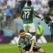 Lionel Messi berjibaku merebut bola dengan pemain Arab Saudi. (sumber detik.com)