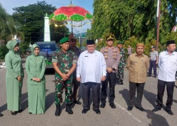 Danrem 133/Nani Wartabone, Brigjen TNI Totok Sulistyono disambut prosesi adat begitu tiba di rumah dinas Bupati Boalemo.(f.dok.humas)