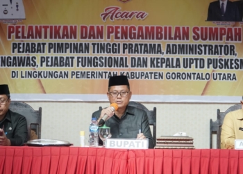 Bupati Gorontalo Utara (Gorut) Thariq Modanggu saat memberikan sambutannya usai melantik pejabat dilingkup Kabupaten Gorut, pada Senin (2/1/2023). (foto.ist)