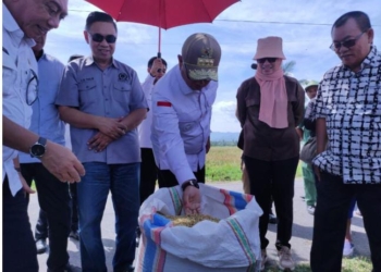 Penjagub Gorontalo, Hamka Hendra Noer bersama Komisi I DPRD Provisni Gorontalo meninjau kantor Brigade Alsintan. (dok. humas)