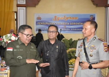 Walikota Gorontalo, Marten Taha saat berbincang dengan Kapolresta Gorontalo Kota yang baru dilantik, Kombes Pol. Dr. Ade Permana. (dok humas)