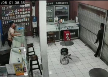 Momen Kocak penjaga toko menangkap basah pencuri yang tak berkutik dan langsung kabur. (sumber. cctv/mi)