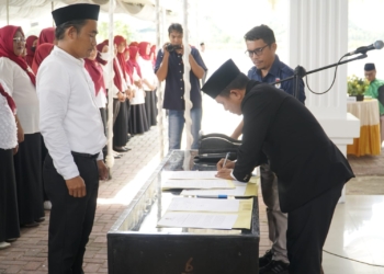 Ketua KPU Gorontalo Utara Munawir Ismail saat pada penandatanganan SK 369 PPS Se-Gorontalo Utara. (foto.ist)