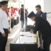 Ketua KPU Gorontalo Utara Munawir Ismail saat pada penandatanganan SK 369 PPS Se-Gorontalo Utara. (foto.ist)