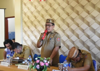 Sekretaris Daerah Gorontalo Utara, Suleman Lakoro saat memberikan sambutannya pada kegiatan sosialisasi tentang penggunaan taman wisata Pulau Saronde, di Aula Kantor Camat Ponelo Kepualauan. (foto.ist)