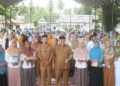 Penjabup Boalemo, Hendriwan didampingi Camat Tilamuta, Ruslin Limalo mengabadikan photo bersama jajaran Pemerintah Kecamatan Tilamuta.(f.istimewa)